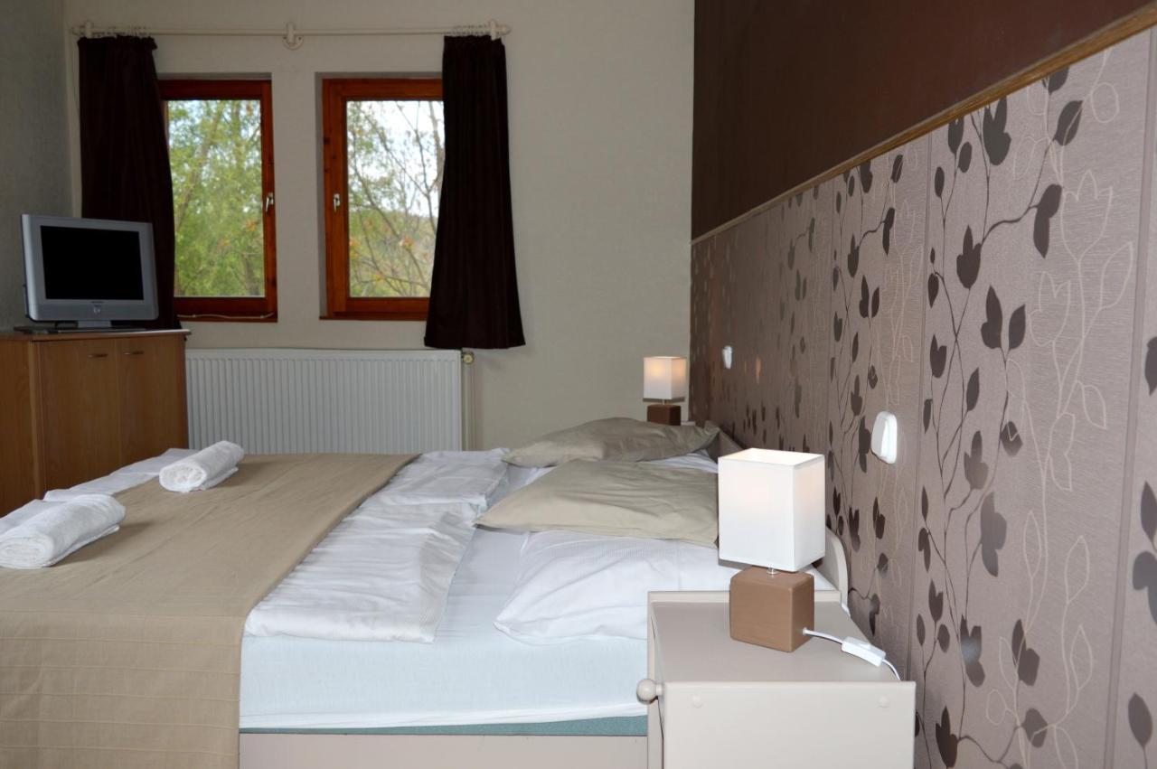 Pollushof Panzio Es Etterem Bed & Breakfast Csolnok Екстериор снимка