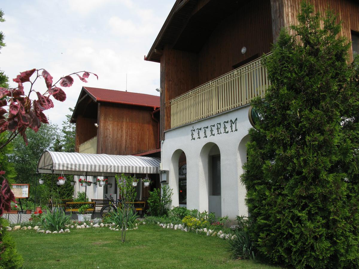 Pollushof Panzio Es Etterem Bed & Breakfast Csolnok Екстериор снимка