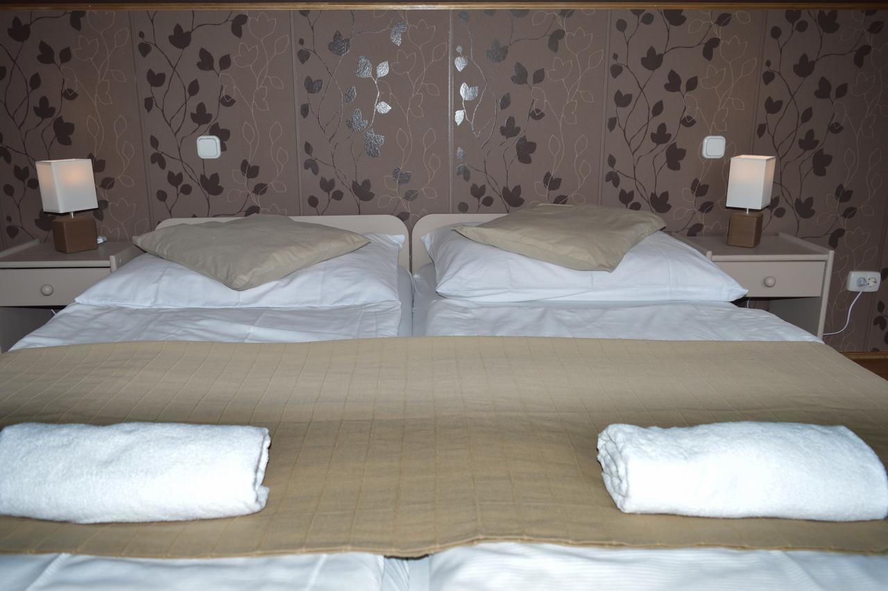 Pollushof Panzio Es Etterem Bed & Breakfast Csolnok Екстериор снимка